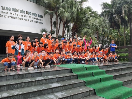 Un groupe d'élèves devant le Musée Ethnographique